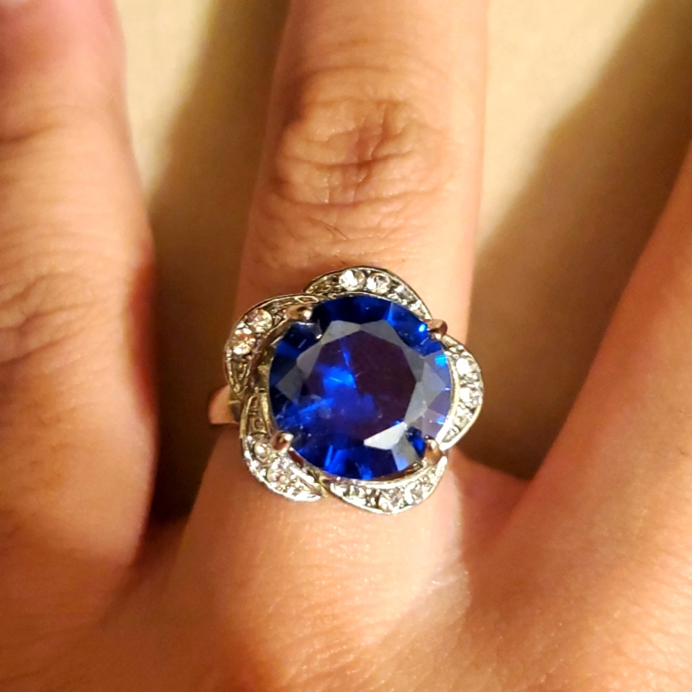 Cute silver and blue ring!! size 6,7